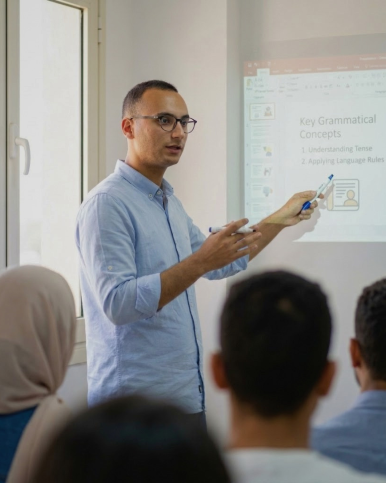 Nizar enseignant la grammaire anglaise devant une classe à Marrakech